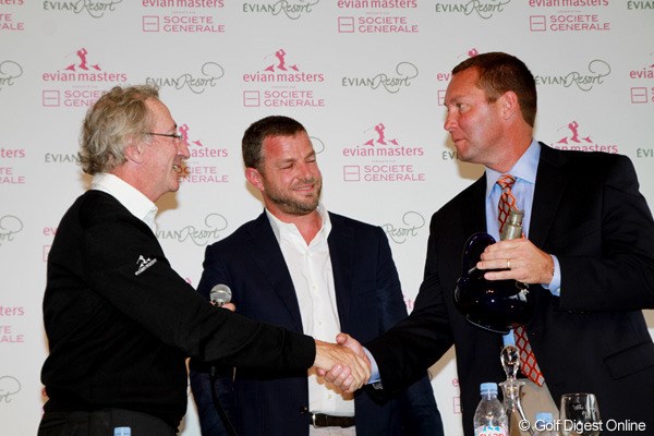 2011年 エビアンマスターズ 事前 LPGA＆エビアンマスターズ 会見で握手をするマイケル・ワン（右）とフランク・リブー（左）、ジャック・バンガート（中）