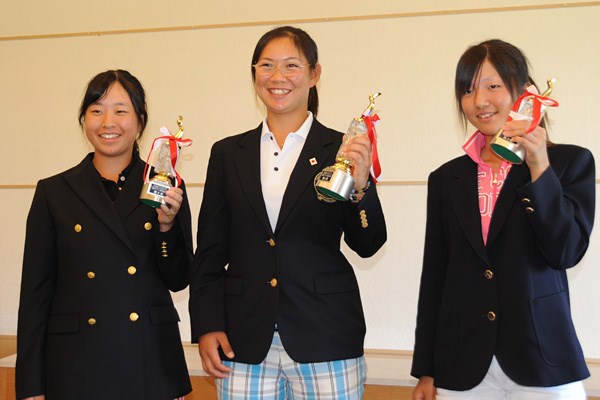 2011年 ミヤギテレビ杯ダンロップ女子オープン 武尾さん、岩周さん、岸部さん 写真左から 武尾さん、岩周さん、岸部さん