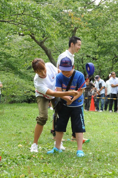 2011年 東北高校OBの有村智恵らが被災地、石巻市を慰問 木戸愛