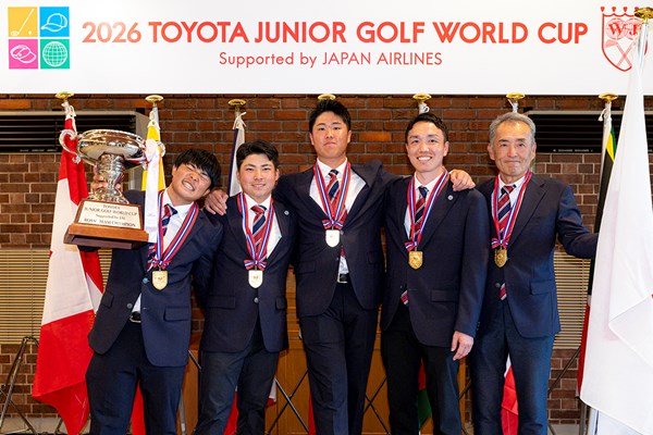 2026年 トヨタ ジュニアワールドカップ Supported by Japan Airlines 最終日 日本男子チーム 日本男子として初の団体戦連覇を遂げた（左端から）長崎大星、小川琥太郎、松山茉生（大会提供）