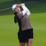 阿部未悠が暫定首位、コ・ジウォン1打差 第3Rは日没サスペ