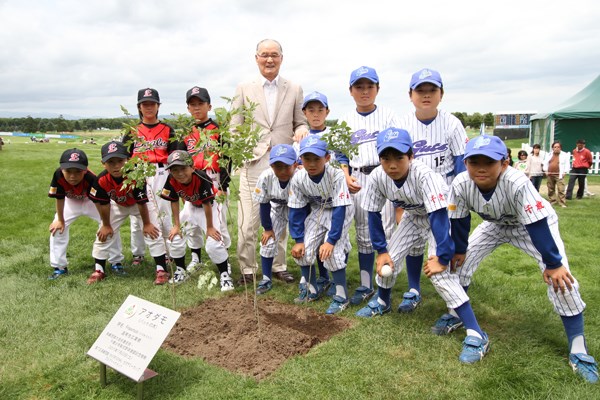 2011年 長嶋茂雄 INVITATIONAL セガサミーカップゴルフトーナメント 3日目 長嶋茂雄 大会名誉会長の長嶋茂雄氏がコースを訪れ、近隣の野球少年たちとアオダモの記念植樹を行った