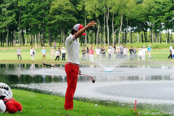 2011年 長嶋茂雄 INVITATIONAL セガサミーカップゴルフトーナメント 最終日 石川遼 13番パー5、フェアウェイから3番アイアンで放った2打目は、無情にもグリーン手前の池へ・・・