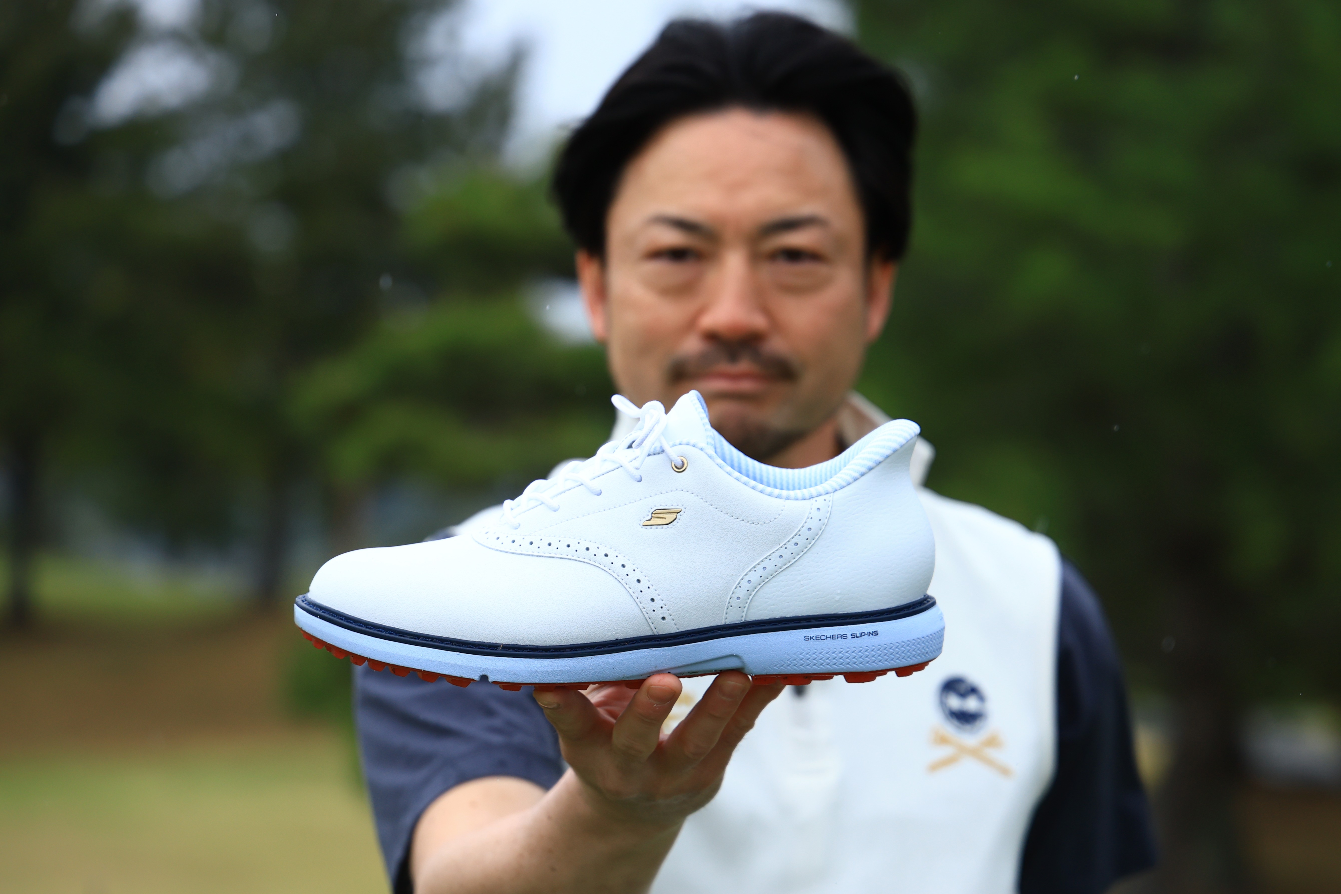 サドルタイプが“立ったまま履ける”衝撃 そして柔らかさにも驚き スケッチャーズ「ゴーゴルフ プレステージSL」試し履きレポート