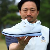 サドルタイプが“立ったまま履ける”衝撃 そして柔らかさにも驚き スケッチャーズ「ゴーゴルフ プレステージSL」試し履きレポート