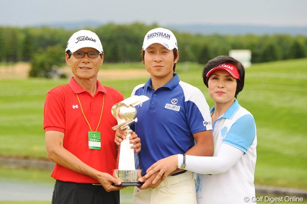 2011年 長嶋茂雄 INVITATIONAL セガサミーカップゴルフトーナメント 最終日 キム・キョンテ＆両親