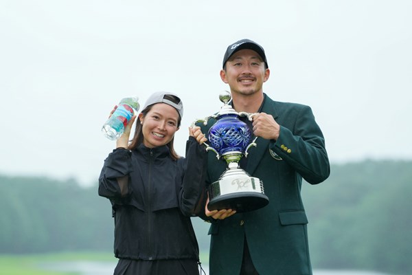応援に駆け付けた夫人と記念写真に収まる岩崎亜久竜 (c)JGTOimages