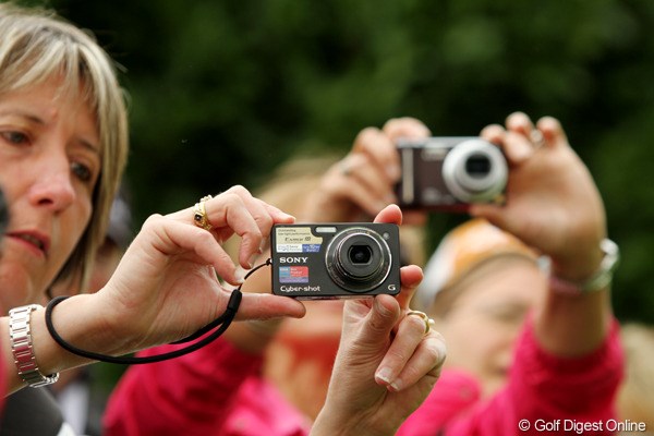 2011年 エビアンマスターズ 最終日 ギャラリー カメラも携帯電話も禁止！のはずなんですが、みんな持ち込んで撮ってます。自由な国だ…