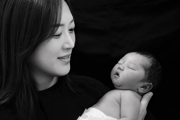2026年 新海美優 出産した女児を抱く新海美優（提供写真）