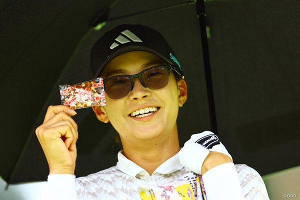 2026年 アムンディ エビアン選手権 事前 渋野日向子 鶯ボールなるお菓子を自慢する（笑）