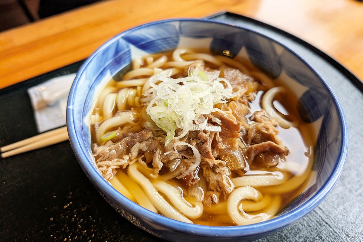 「見た目にだまされるな！ 岩木山の“隠れ傾斜”が牙をむく」青森スプリング・ゴルフクラブ／ゴルフ場Gメンが行く #12 人気メニューの肉うどん