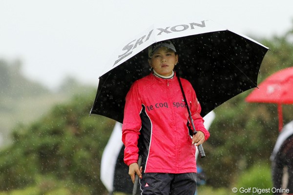 2011年 全英リコー女子オープン 初日 横峯さくら 雨、風、寒さに調子の悪さ。さすがの横峯も表情まで沈みがちだ