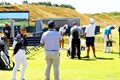 ドライビングレンジで。青いシャツ、松山さん