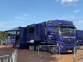 欧州ツアーには選手の体づくりをサポートする青いバスが2台会場にある ※スコットランドオープンの会場で撮影