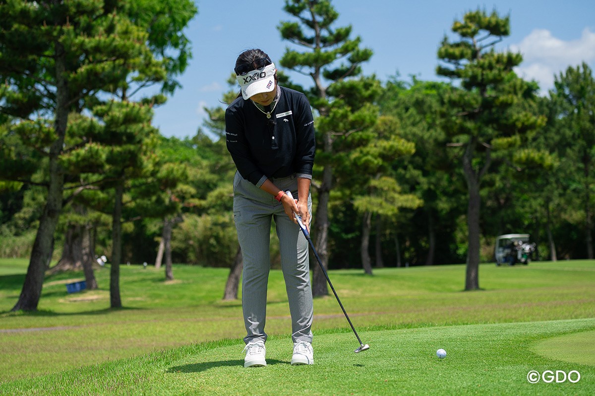 “ザザザザの距離感” カラーからパターの正解とは【青木瀬令奈のThe Putting World#15】 朝の練習で振り幅やインパクトの強弱をつかんでおく