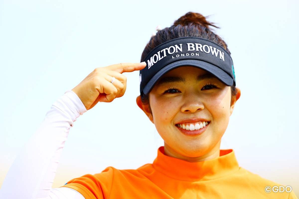 山下美夢有の限定バイザーロゴ「MOLTON BROWN」 英国王室御用達ブランドに韓国勢が興味津々