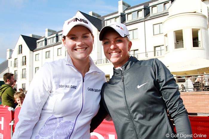 今年の全英リコー女子オープンをリードするカロリン・マソン（左）と、予選突破を果たしたアマチュアのソフィー・ポボフは共にドイツ人で大の仲良し 2011年 全英リコー女子オープン 3日目 カロリン・マソン（左）＆ソフィー・ポボフ