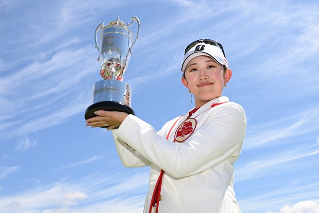 プロ2年目の19歳・加藤麗奈が涙の初優勝 1打差2位に仲宗根澄香と皆吉愛寿香