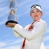 プロ2年目の19歳・加藤麗奈が涙の初優勝 1打差2位に仲宗根澄香と皆吉愛寿香