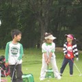 クラブを初めて握ったのは6歳の頃（右から2人目／家族提供）