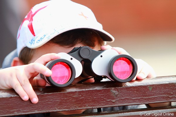 2011年 全英リコー女子オープン 最終日 ギャラリー ゴルフ観戦には必需品の双眼鏡。ちびっ子には少し重いので、ベンチの上に置いて覗いてる。ナイスアイデア
