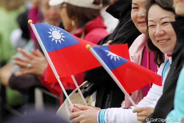 2011年 全英リコー女子オープン 最終日 ギャラリー 台湾国旗を振るファン。小さな国から来た選手が大きく育った