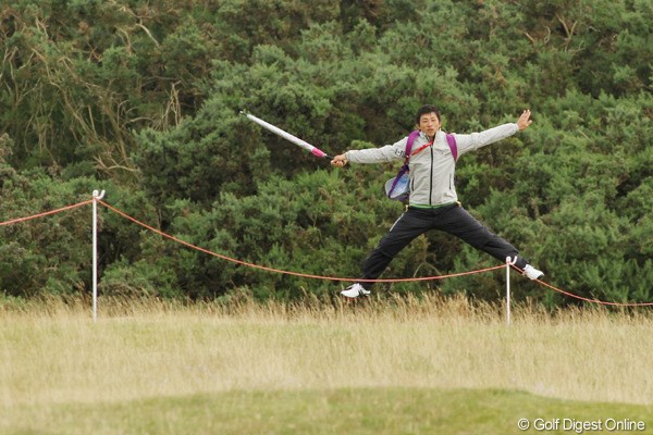2011年 全英リコー女子オープン 最終日 ジャンプ！ 茂木プロのマネージャーでもある夫の窪田さん。同伴競技者のミスショットをジャンプで直撃を回避！元スノーボーダーでした