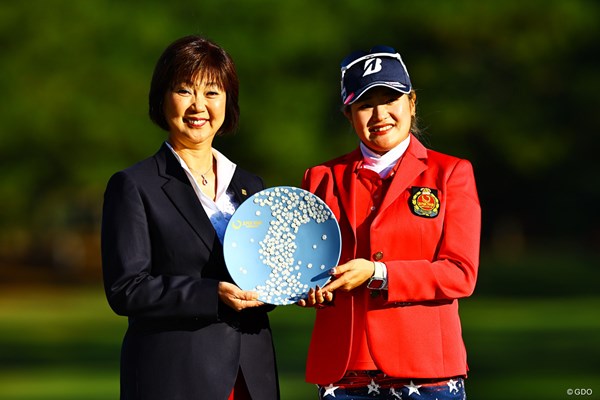 小林浩美会長（左）が桑木志帆の快挙を祝福 ※写真は2024年「JLPGAツアーチャンピオンシップリコーカップ」