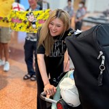 帰国の桑木志帆をファンが出迎え 契約スポンサーがウイスキーをプレゼント