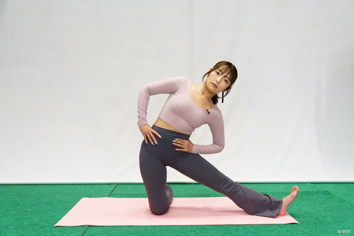 横へグイっと体重移動！ お尻・モモ裏・股関節をまとめて伸ばす／目指せ180°開脚！ゴルファーの柔軟性UP計画Vol.6 伸ばした足の方向へ体を倒して3秒キープ