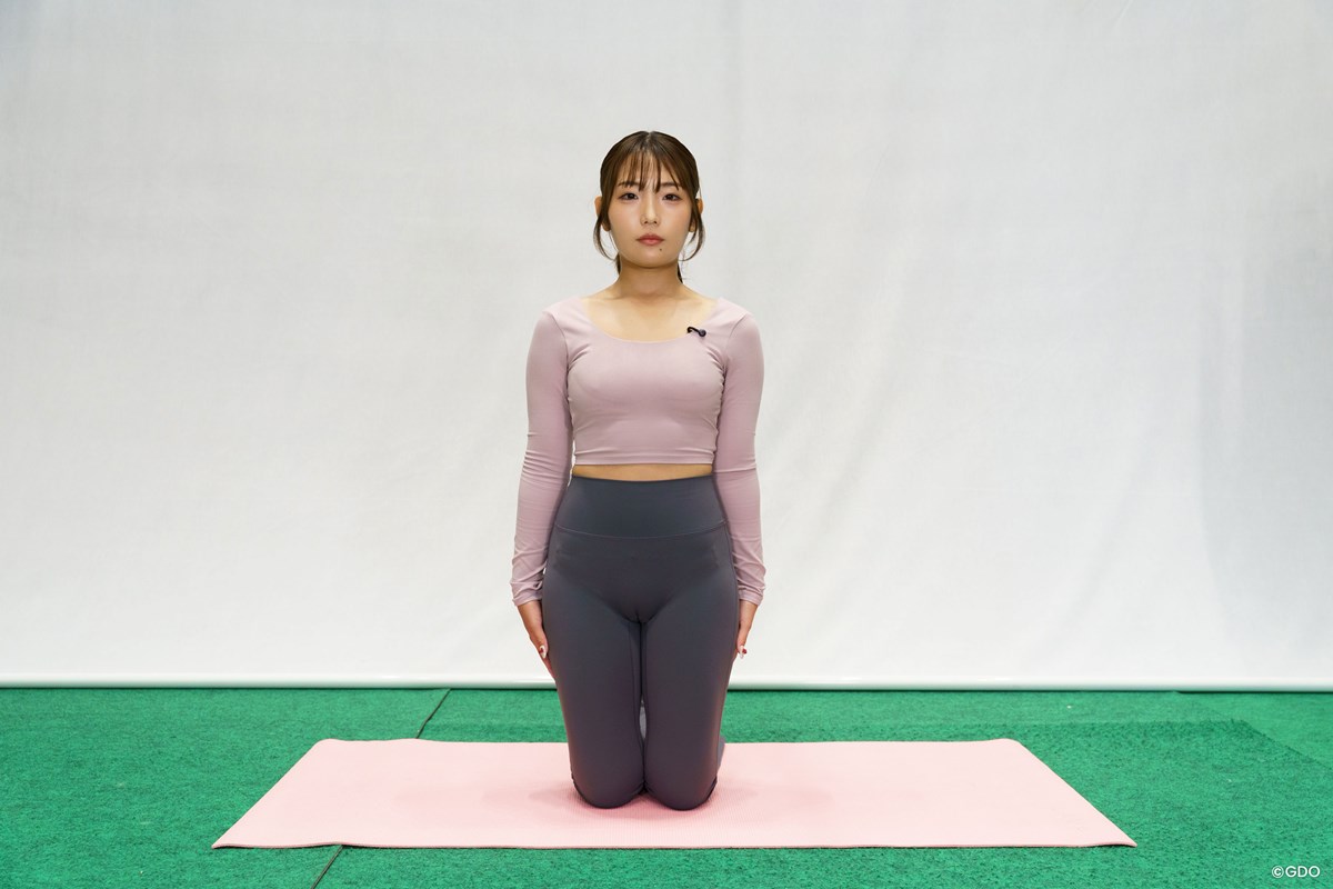 横へグイっと体重移動！ お尻・モモ裏・股関節をまとめて伸ばす／目指せ180°開脚！ゴルファーの柔軟性UP計画Vol.6 ひざ立ちの状態になる