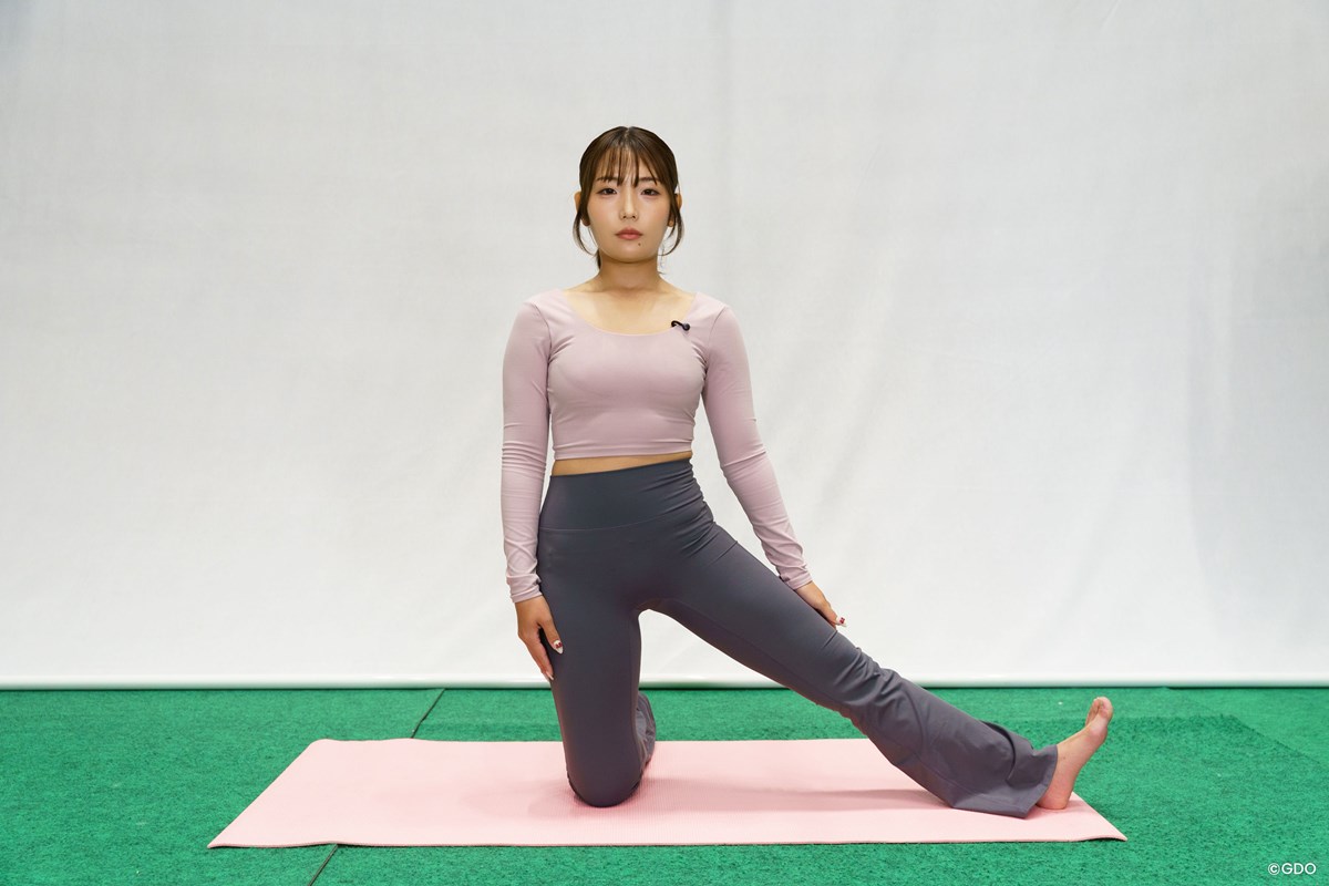 横へグイっと体重移動！ お尻・モモ裏・股関節をまとめて伸ばす／目指せ180°開脚！ゴルファーの柔軟性UP計画Vol.6 片ひざを地面につき、もう片方の足を真横に開く
