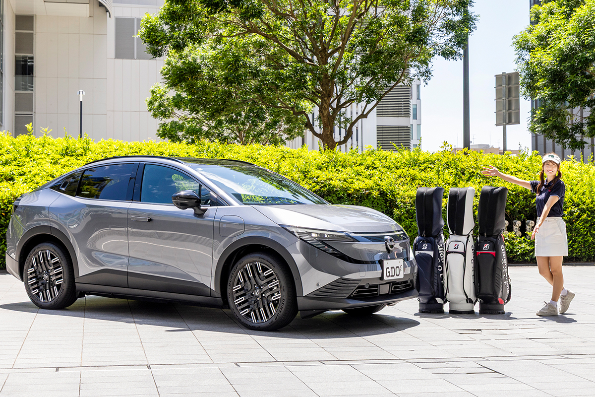 日産「リーフ」にキャディバッグ何個積める？ “リヤシート片側倒し”で 3人+3バッグイケる！