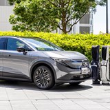 日産「リーフ」にキャディバッグ何個積める? “リヤシート片側倒し”で 3人+3バッグイケる!