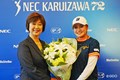 小林浩美会長から花束も贈呈された