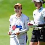 原英莉花のバッグを担いで72ホール 村田理沙が世界最高峰の“インサイドロープ”で見たもの