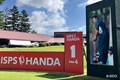 全ティイングエリアに設置された尾崎将司さんの写真パネル