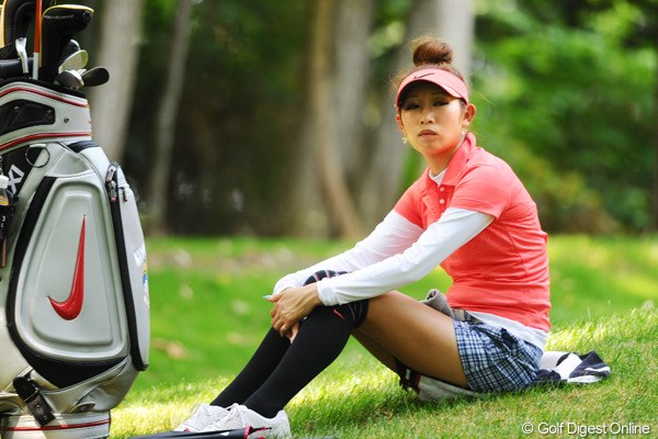 2011年 meijiカップ 2日目 金田久美子 2日間ともに手堅くアンダーでまとめた大人のゴルフ？木陰で涼をとる、フフェアウエイの乙女でありました・・・。27位T