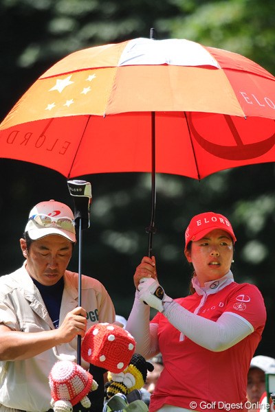 2011年 meijiカップ 最終日 国旗の傘 傘が国旗でキャディがカッキーってウソみたいやん！愛国者なのネ！