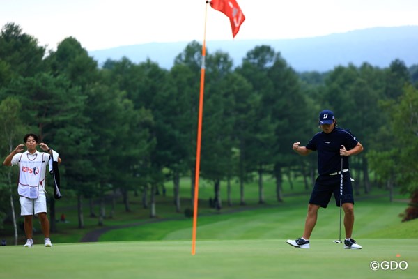 2026年 ～ジャンボ尾崎追悼大会～ ISPS HANDA 夏に爆発どれだけバーディ取れるんだトーナメント 最終日 平本世中 ウィニングパットを決めて歓喜のガッツポーズ