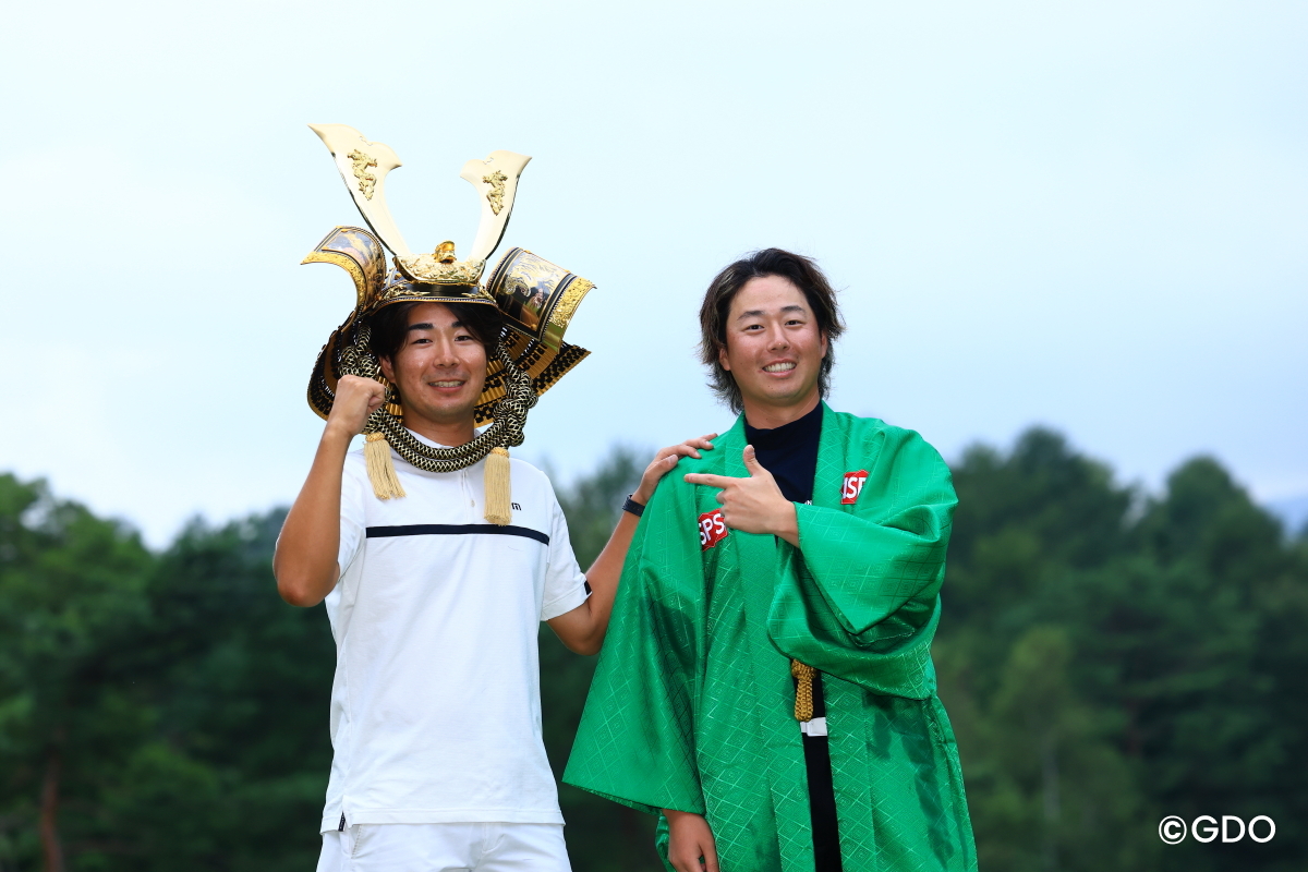キャディ君が優勝兜をかぶって記念撮影 2026年 ～ジャンボ尾崎追悼大会～ ISPS HANDA 夏に爆発どれだけバーディ取れるんだトーナメント 最終日 平本世中