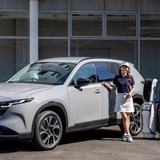 マツダ「CX-5」にキャディバッグ何個積める? “4人+横積み4個”はアッパレじゃ!