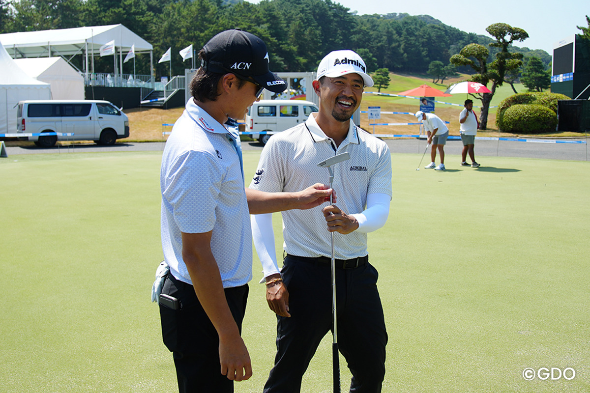平田憲聖の「クラフツマン」をいじる小平智 2026年 Sansan KBCオーガスタゴルフトーナメント 平田憲聖 小平智
