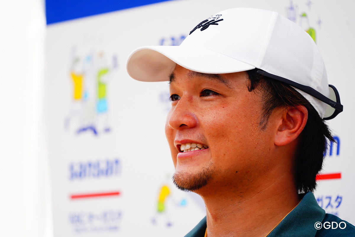 香妻陣一朗が首位で最終日へ 細野勇策「61」で2打差3位に浮上