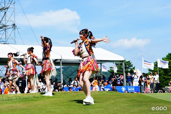 2026年 Sansan KBCオーガスタゴルフトーナメント 3日目 HKT48 18番グリーンサイドでのスペシャルステージ