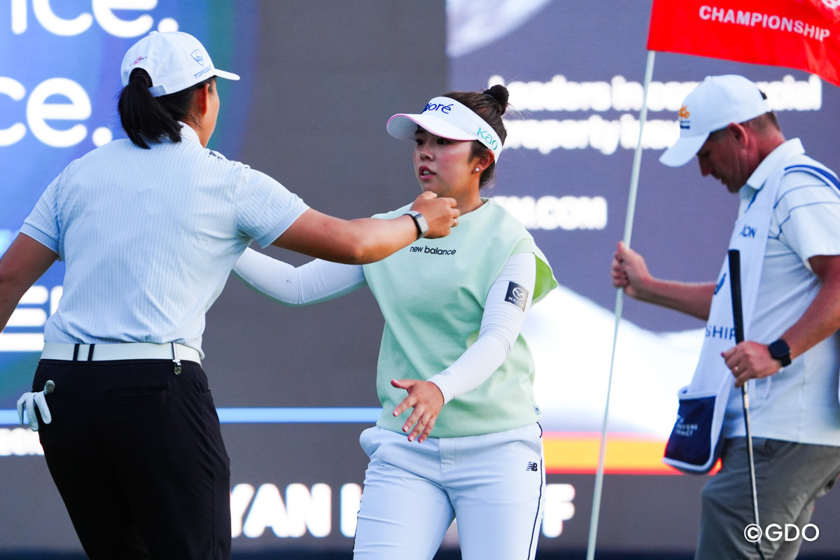 2サム同組で12アンダーまで伸ばしたイン・ルオニン（左）を追う 2026年 FM選手権 3日目 イン・ルオニン 山下美夢有