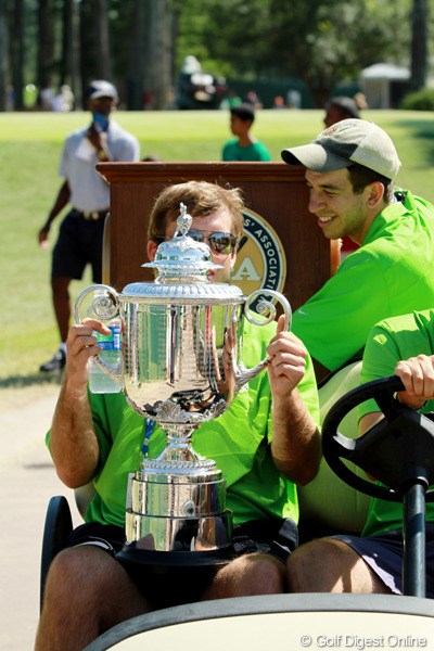 2011年 全米プロゴルフ選手権 事前情報 ワナメーカー・トロフィー 全米プロの優勝トロフィーの別名です。大事に抱えられてコース内を移動。誰の手に渡るのか？