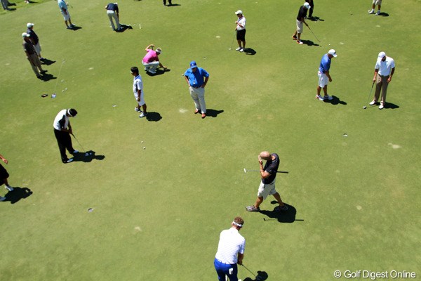 2011年 全米プロゴルフ選手権 事前情報 練習グリーン 熱い8月の太陽の下、選手たちはパッティングの調整に余念がない