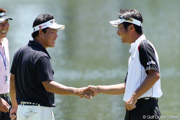 平塚哲二は練習ラウンドをともにした池田勇太と握手。W杯日本代表の2人です