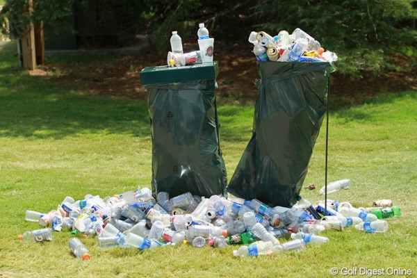 2011年 全米プロゴルフ選手権 初日 ごみ ゴミ箱からあふれ出したごみの山。暑さのために処理能力の限界を超えた